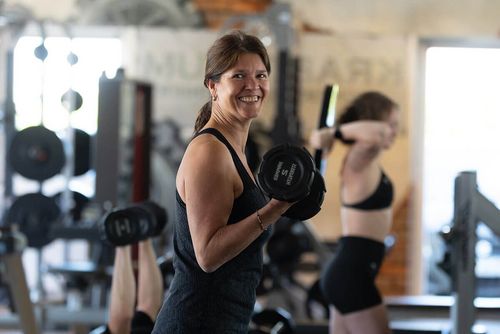 Mitgliederin beim Fitnesstraining mit einer Handel im Fit 'n Fun Gau-Algesheim bei Ingelheim