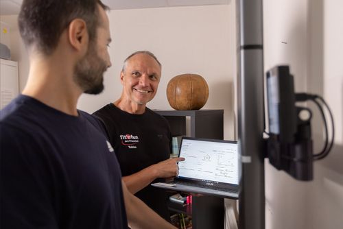 Gesundheitstraining Betreuung mit Mitglied und Trainer bei der Körperanalyse im Fit 'n Fun Gau-Algesheim bei Ingelheim