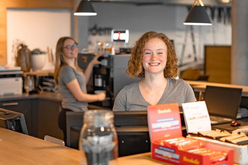2 Mitarbeiter lächelnd an der Theke im Fit 'n Fun Gau-Algesheim bei Ingelheim