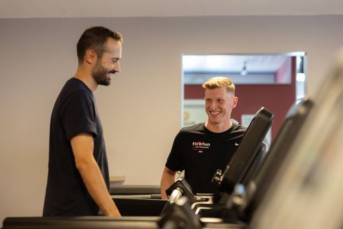 Gesundheitstraining Betreuung mit Mitglied und Trainer auf dem Laufband im Fit 'n Fun Gau-Algesheim bei Ingelheim