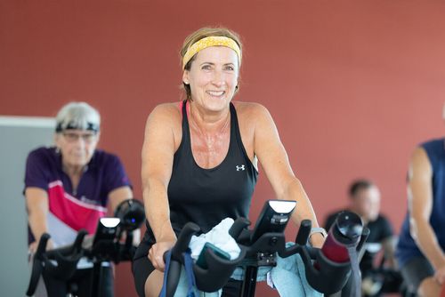 Mitgliederin im Kursraum auf einem Indoor Cycling Rad im Fit 'n Fun Gau-Algesheim bei Ingelheim