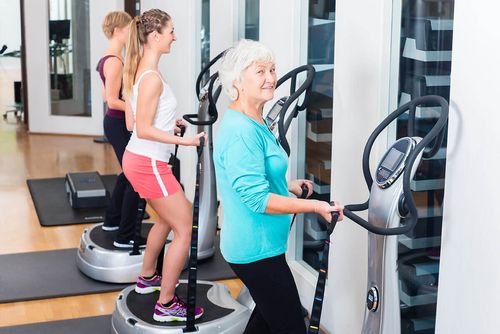 Mehrere Mitgliederinnen beim Training auf dem PowerPlate Vibrationstraining im Fit 'n Fun Gau-Algesheim bei Ingelheim