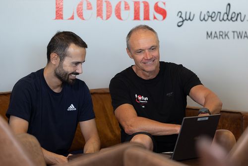 Mitglied und Trainer bei einer Besprechung im Fit 'n Fun Gau-Algesheim bei Ingelheim