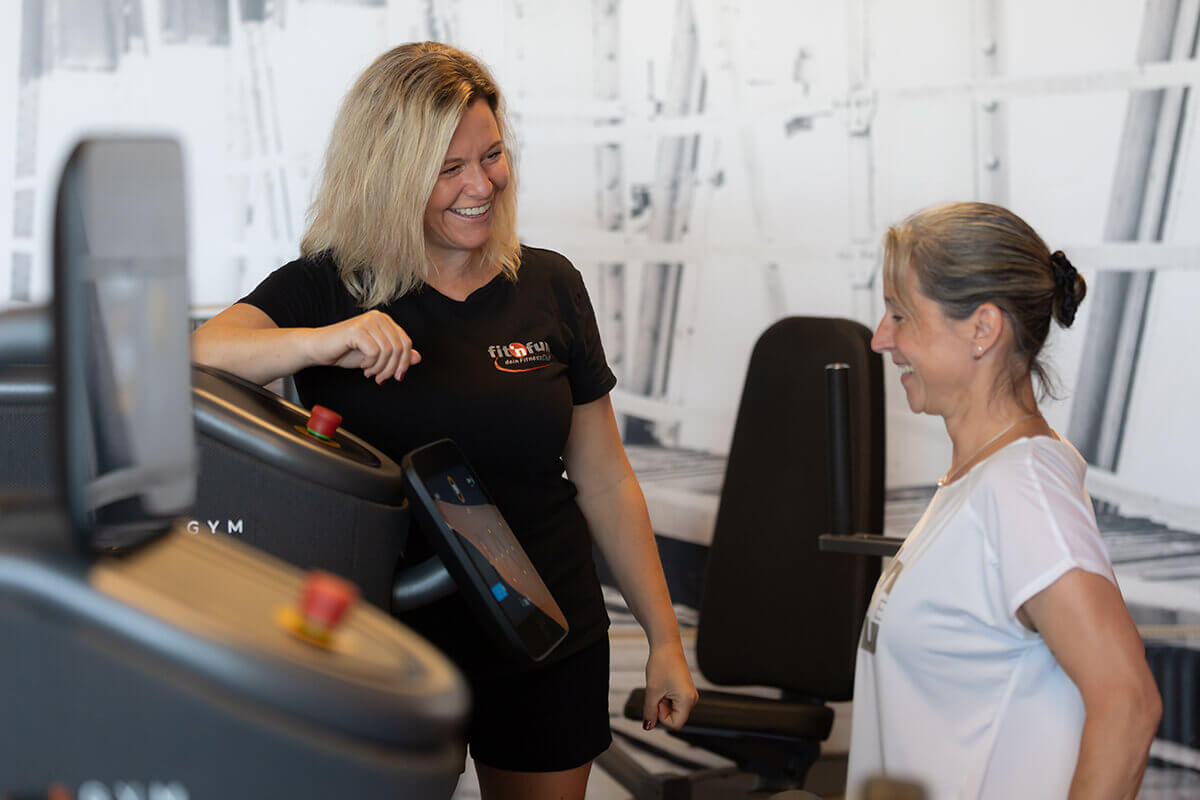 Gesundheitstraining Betreuung mit Mitglied und Trainerin am egym Zirkelgerät im Fit 'n Fun Gau-Algesheim bei Ingelheim