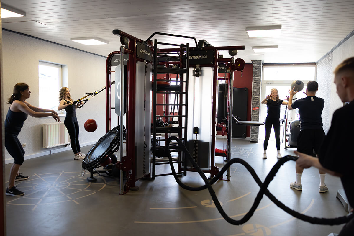 Mehrere Mitgliedern beim Functional-Fitnesstraining am Functional Tower im Fit 'n Fun Gau-Algesheim bei Ingelheim