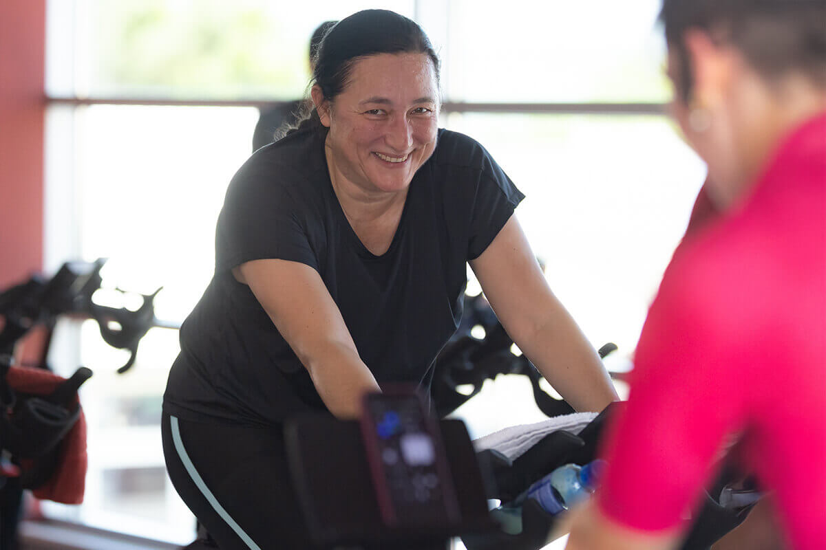 Mitgliederin auf einem Indoor Cycling Rad im Fit 'n Fun Gau-Algesheim bei Ingelheim