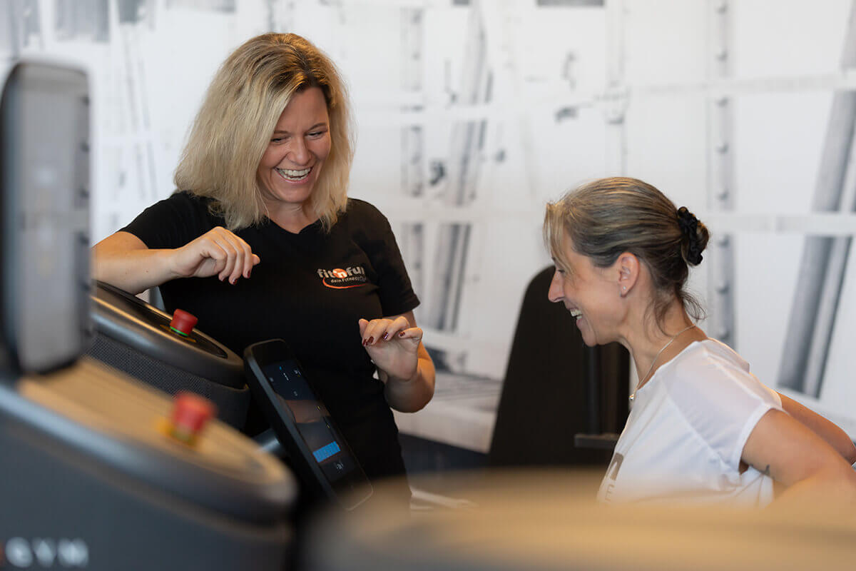 Gesundheitstraining Betreuung mit Mitglied und Trainerin am egym Zireltraining-Gerät im Fit 'n Fun Gau-Algesheim bei Ingelheim