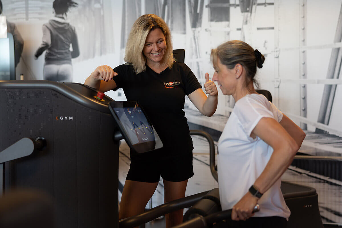 Gesundheitstraining Betreuung mit Mitglied und Trainerin bei einer Übung am egym Zirkeltraining im Fit 'n Fun Gau-Algesheim bei Ingelheim