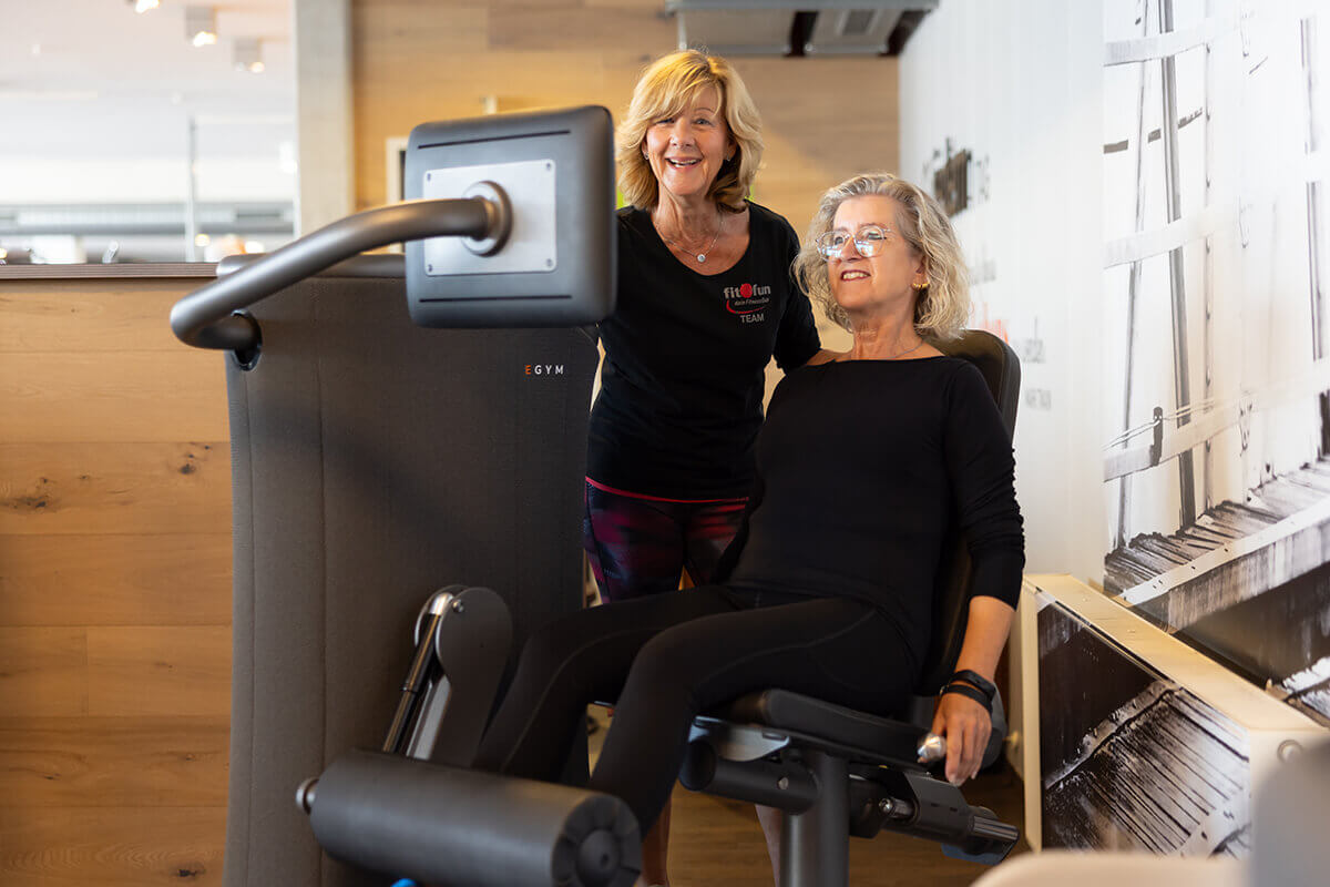 Gesundheitstraining Betreuung mit Mitglied und Trainerin bei einer Übung am egym Zirkeltraining-Gerät im Fit 'n Fun Gau-Algesheim bei Ingelheim