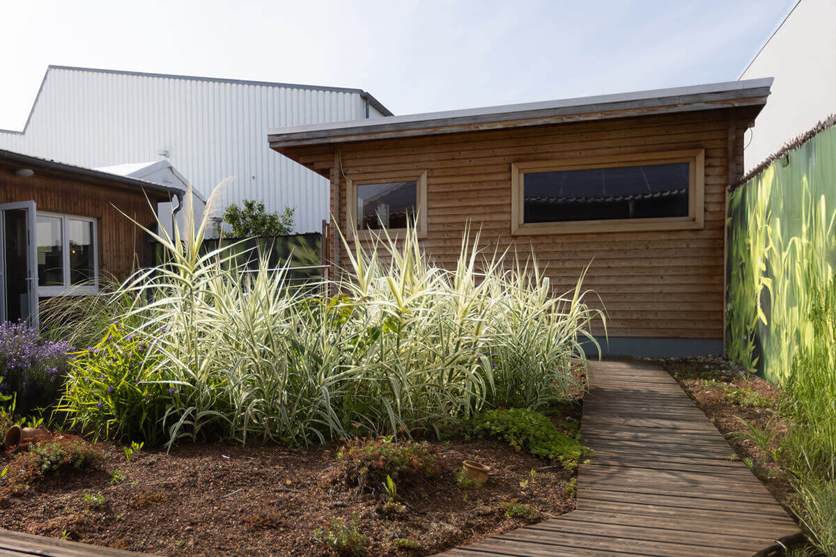 Ansicht von außen der finnischen Außensauna im Fit 'n Fun Gau-Algesheim bei Ingelheim